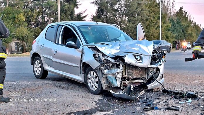 FUERTE CHOQUE ENTRE AUTO Y CAMIONETA EN LA ENTRADA AL PUEBLO POR RUTA ...